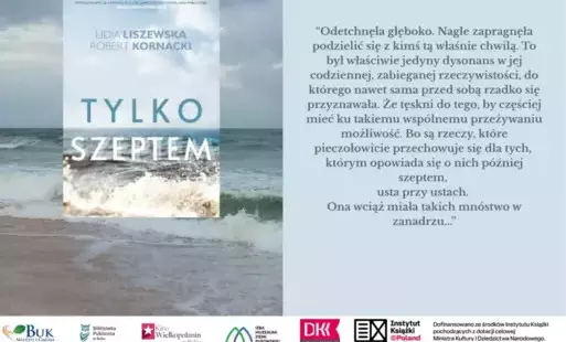 Na plakacie z lewj strony okładka książki pt. Tylko szeptem, z prawej strony cytat z książki: “Odetchnęła głęboko. Nagle zapragnęła podzielić się z kimś tą właśnie chwilą. To był właściwie jedyny dysonans w jej codziennej, zabieganej rzeczywistości, do kt