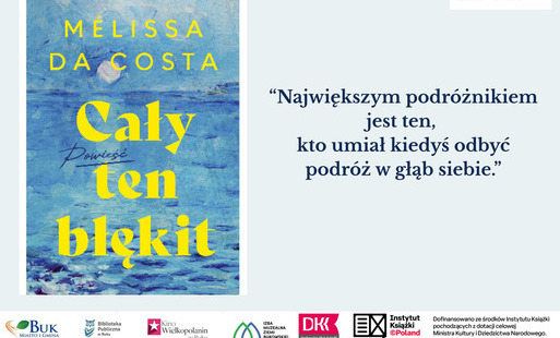 Na obrazku okładka książki "Cały ten błękit" oraz cytat z książki "Największym podróżnikiem jest ten, kto umiał odbyć podróż w głąb siebie".